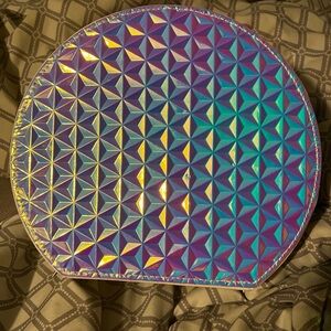 Holographic Geometric Clutch